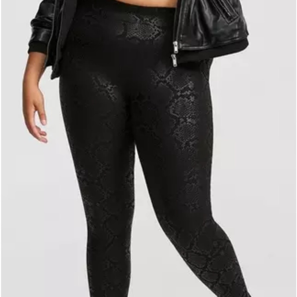 Black Leggings with Shimmery Texture and Wide Waistband
